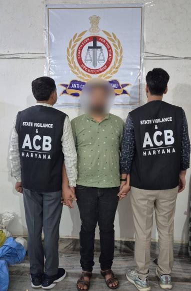 1,00,000/-रूपये रिश्वत की मांग की गई। चंडीगढ़, 3 सितंबर। राज्य सतर्कता एवं भ्रष्टाचार निरोधक ब्यूरो, फरीदाबाद द्वारा शिकायकर्ता की शिकायत पर कार्यवाही करते हुए आरोपीयान ई.ए.एस.आई. संजय कुमार न. 111/फरीदाबाद, सी.आई.ए. स्टाफ, सैक्टर-65, फरीदाबाद को शिकायतकर्ता से 25,000/-(पच्चीस हजार रूपये) नकद रिश्वत लेते हुए रंगे हाथो गिरफ्तार किया गया।