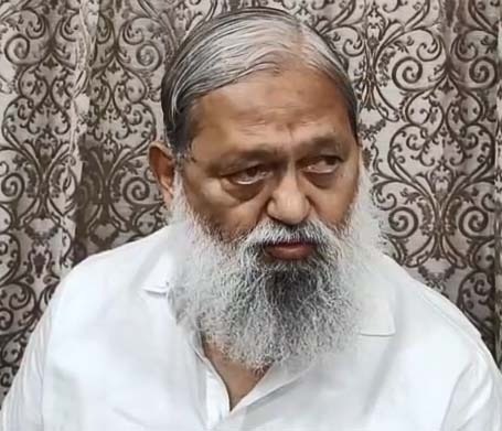 जिन्होंने टांगरी नदी के अंदर घर बनाए हुए हैं टांगरी नदी पर आठ किमी. लंबा तटबंध बनाया, आज अम्बाला छावनी को मिल रही सुरक्षा - अनिल विज टांगरी नदी के अंदर घर बनाने वालों का हुआ नुकसान- विज चंडीगढ़, 03 सितम्बर- हरियाणा के ऊर्जा, परिवहन एवं श्रम मंत्री अनिल विज ने अम्बाला छावनी में अत्याधिक वर्षा और टांगरी नदी में आए पानी को लेकर कहा कि अम्बाला छावनी में पूरे प्रशासन को अलर्ट पर रखा गया है और उच्च अधिकारी अंबाला छावनी में लगातार दौरा कर वर्षा एवं जलभराव एवं जल निकासी स्तर की जांच कर रहे है।