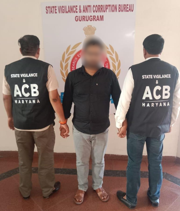 मौका से आरोपी की गाड़ी से बरामद किया गया तथा गाड़ी को भी कब्जा पुलिस में लिया गया। चंडीगढ़, 4 सितंबर। शिकायतकर्ता ने रा.स. एवं भ्र.नि.ब्यूरो गुरूग्राम को दी गई अपनी शिकायत में आरोप लगाया है कि उसके द्वारा 400 गज का प्लाट पावर हाउस कॉलोनी, फर्रूखनगर में लिया गया था।