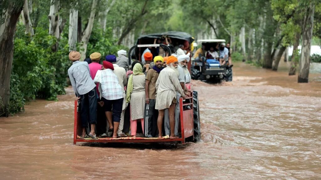 अगर दुश्मन ने इस मौके का फायदा उठाया तो क्या हम तैयार हैं? BSF की चौकियाँ तक पानी में डूब गईं। पंजाब अपनी दशकों की सबसे भीषण बाढ़ झेल रहा है। करीब 3.5 लाख लोग प्रभावित हैं