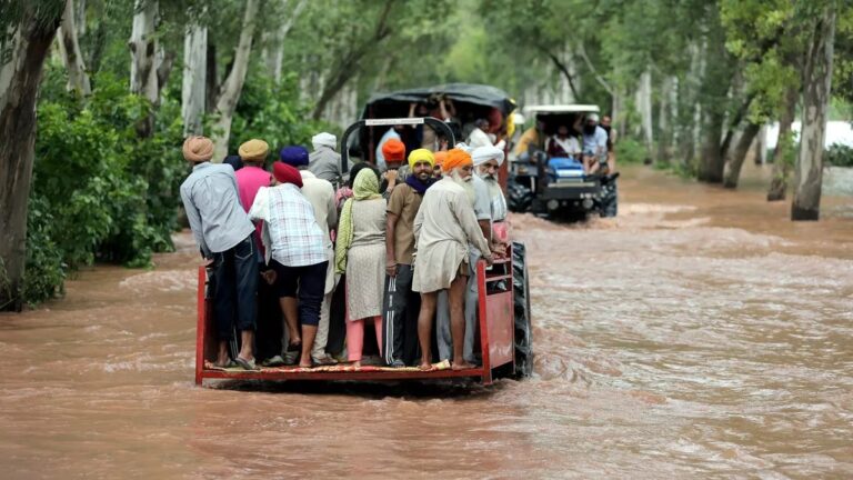 अगर दुश्मन ने इस मौके का फायदा उठाया तो क्या हम तैयार हैं? BSF की चौकियाँ तक पानी में डूब गईं। पंजाब अपनी दशकों की सबसे भीषण बाढ़ झेल रहा है। करीब 3.5 लाख लोग प्रभावित हैं