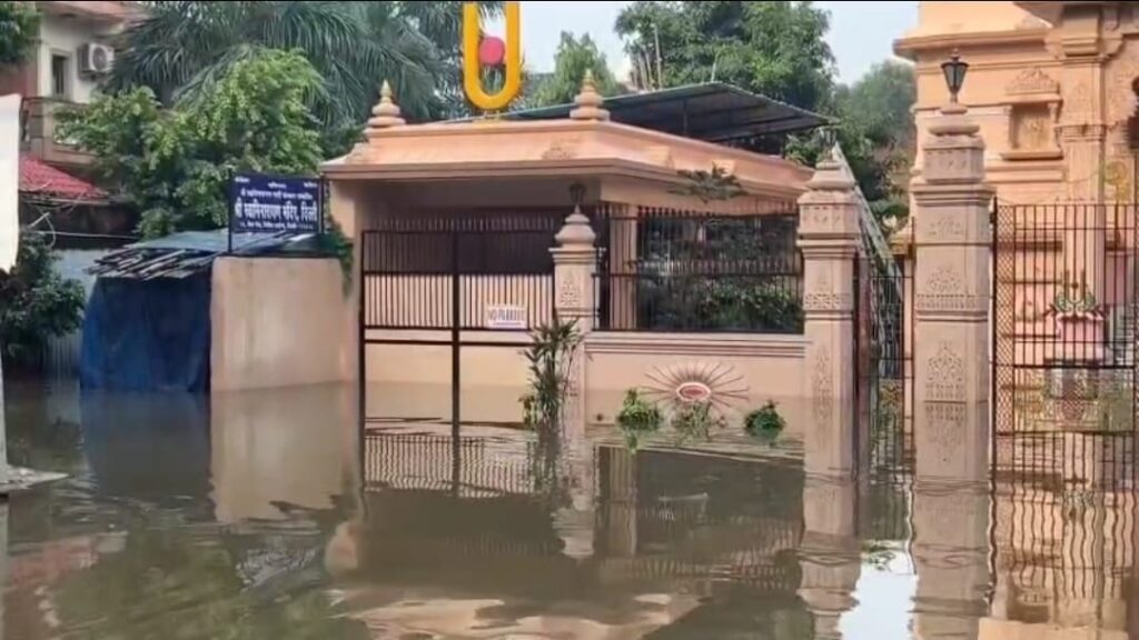 मयूर विहार, मोनेस्ट्री मार्केट, कश्मीरी गेट… हर तरफ पानी ही पानी।