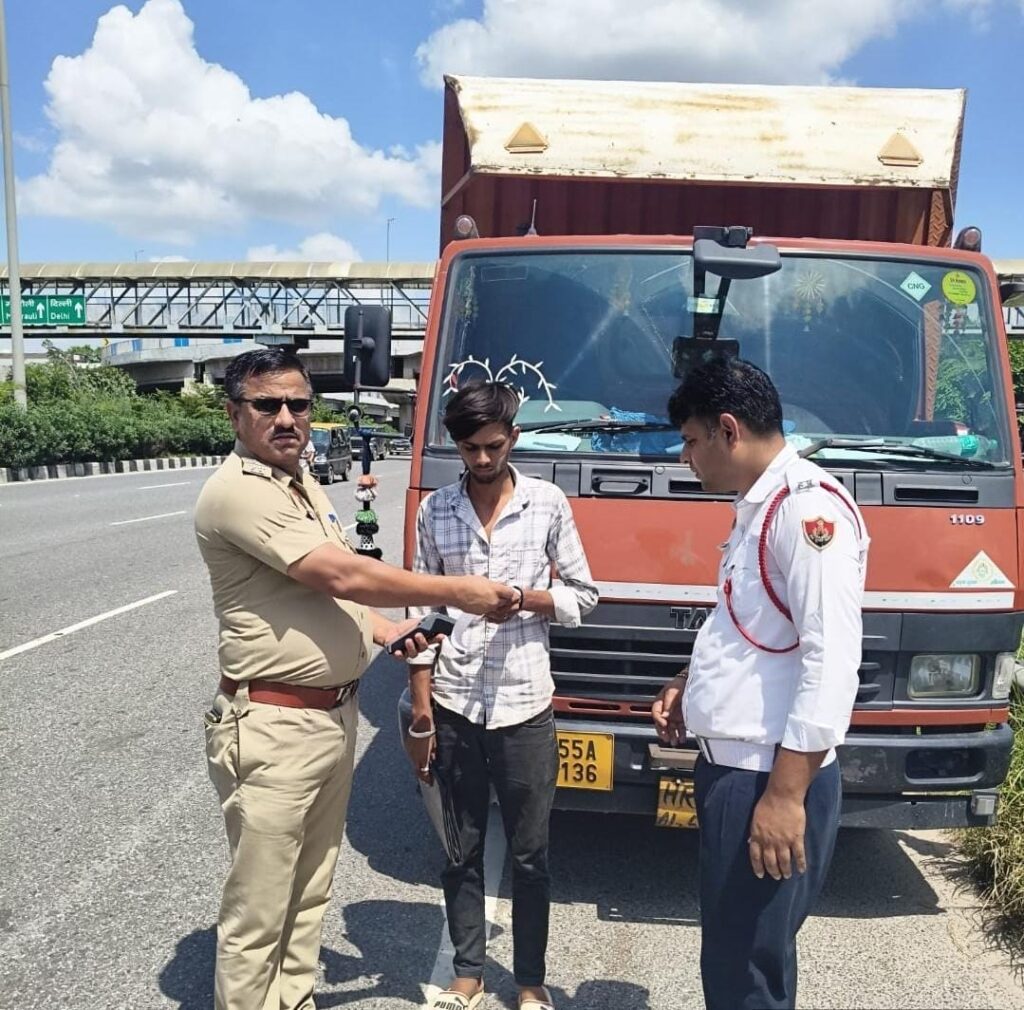 गुरुग्राम पुलिस का उद्देश्य यातायात का संचालन व्यवस्थित व सुगम बनाकर गुरुग्राम की सड़कों पर वाहनों का संचालन सुगम व सुरक्षित करना है। सड़क हादसों का एक मुख्य कारण गलत लेन में वाहन चलाना तथा अचानक लेन बदलना भी हैं, जिससे स्वयं तथा दूसरों की जान/माल को क्षति पहुँचती है। इस तरह की दुर्घटनाएं ना हो इसके लिए गुरुग्राम पुलिस द्वारा नियमित रूप से लोगों को विभिन्न माध्यमों से समय-समय पर विशेष जागरूकता