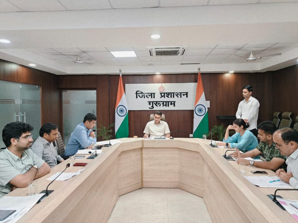 डीसी ने सभी उप-मंडल अधिकारियों को निर्देश दिए कि वे अपने न्यायालयों में लंबित अवैध कब्जों से संबंधित मामलों का नियमानुसार त्वरित निपटारा करें। जिन मामलों में बेदखली के आदेश जारी हो चुके हैं और कोई स्थगन आदेश (स्टे ऑर्डर) नहीं है, उनमें ग्राम पंचायतों को जमीन का कब्जा दिलवाना सुनिश्चित करने को कहा गया।
