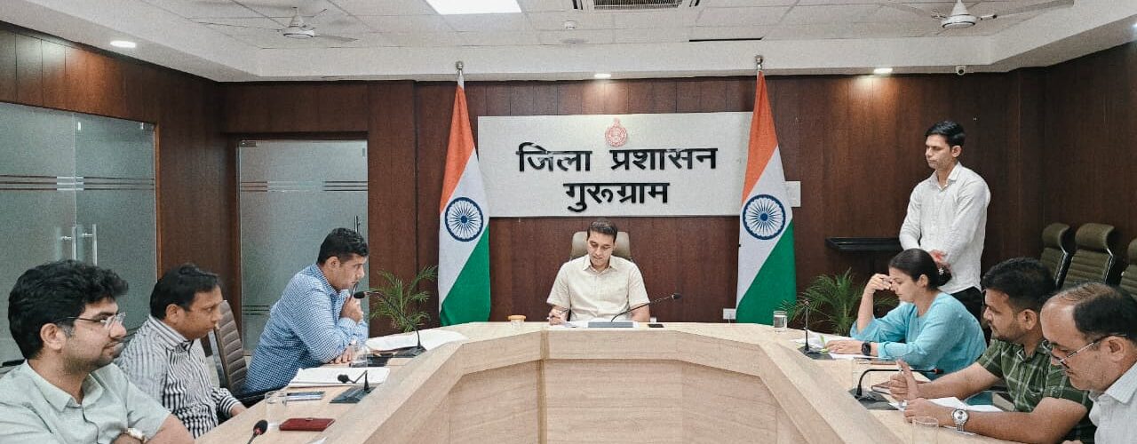 डीसी ने सभी उप-मंडल अधिकारियों को निर्देश दिए कि वे अपने न्यायालयों में लंबित अवैध कब्जों से संबंधित मामलों का नियमानुसार त्वरित निपटारा करें। जिन मामलों में बेदखली के आदेश जारी हो चुके हैं और कोई स्थगन आदेश (स्टे ऑर्डर) नहीं है, उनमें ग्राम पंचायतों को जमीन का कब्जा दिलवाना सुनिश्चित करने को कहा गया।