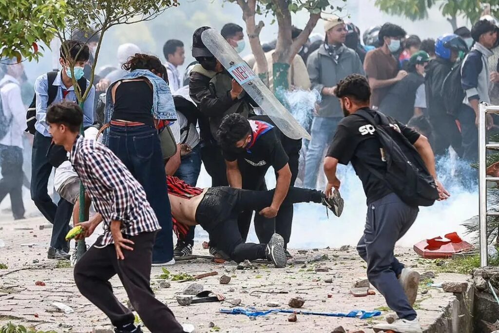 अब सवाल—क्या यह सिर्फ सरकार की नीतियों के खिलाफ नाराज़गी है, या देश में आर्थिक और राजनीतिक असमानता की भी झलक है?