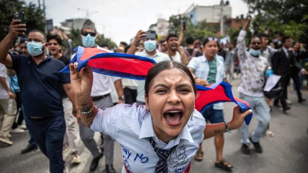 नेपाल के प्रधानमंत्री से लेकर राष्ट्रपति तक नेपाल छोड़कर भागे। करीब 20 लोगों की मौत संसद भी आग के हवाले।