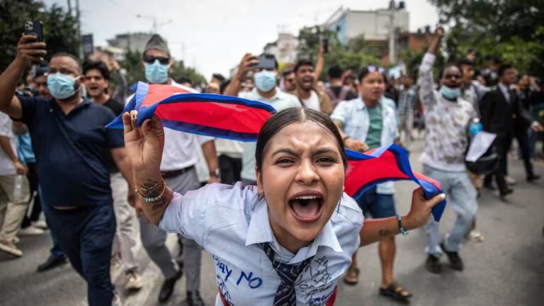 नेपाल के प्रधानमंत्री से लेकर राष्ट्रपति तक नेपाल छोड़कर भागे। करीब 20 लोगों की मौत संसद भी आग के हवाले।