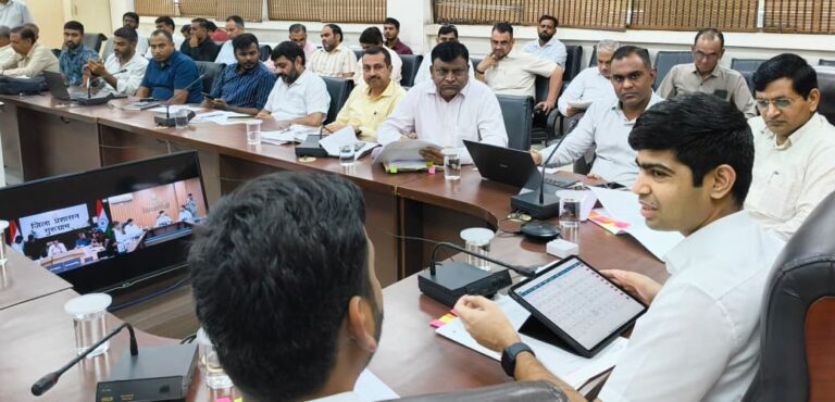 डीसी अभिषेक मीणा ने कहा कि समाधान शिविर में आने वाली शिकायतों को अधिक समय तक लंबित न रखा जाए। विभागीय अधिकारी समाधान शिविर में आने वाली शिकायतों को प्राथमिकता के आधार पर निदान करवाकर समाधान प्रकोष्ठ पोर्टल पर रिपोर्ट अपडेट करना भी सुनिश्चित करें। वहीं जो शिकायतें रिओपन होती हैं उनका भी जल्द निवारण करवाया जाए। डीसी अभिषेक मीणा शुक्रवार को लघु सचिवालय सभागार में सभी विभागाध्यक्षों के साथ समाधान शिविर में आई शिकायतों की साप्ताहिक समीक्षा बैठक ले रहे थे।