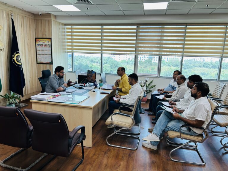 निगम क्षेत्र की सड़कों को गढ्ढा मुक्त करके प्रमाण पत्र दें अधिकारी-आयुक्त - आयुक्त ने इंजीनियरिंग विंग के अधिकारियों के साथ की बैठक - सड़क व गलियों के निर्माण के कार्यों की समीक्षा की