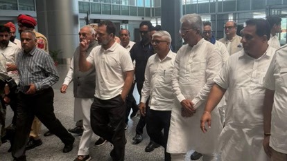 कांग्रेस के वरिष्ठ नेता सांसद राहुल गांधी आखिरकार हरियाणा के मृतक पूर्व डीजीपी वाई पूर्ण कुमार की पत्नी और उनके परिवार से मिलने पहुंचे उनके साथ हरियाणा के पूर्व मुख्यमंत्री भूपेंद्र सिंह हुड्डा प्रदेश अध्यक्ष राव नरेंद्र सिंह के अलावा कांग्रेस के कई वर्ष नेता मौजूद है राहुल गांधी इस समय हरियाणा सरकार में एडिशनल चीफ सेक्रेटरी अवनीत पी कुमार और उनके परिवार से मुलाकात