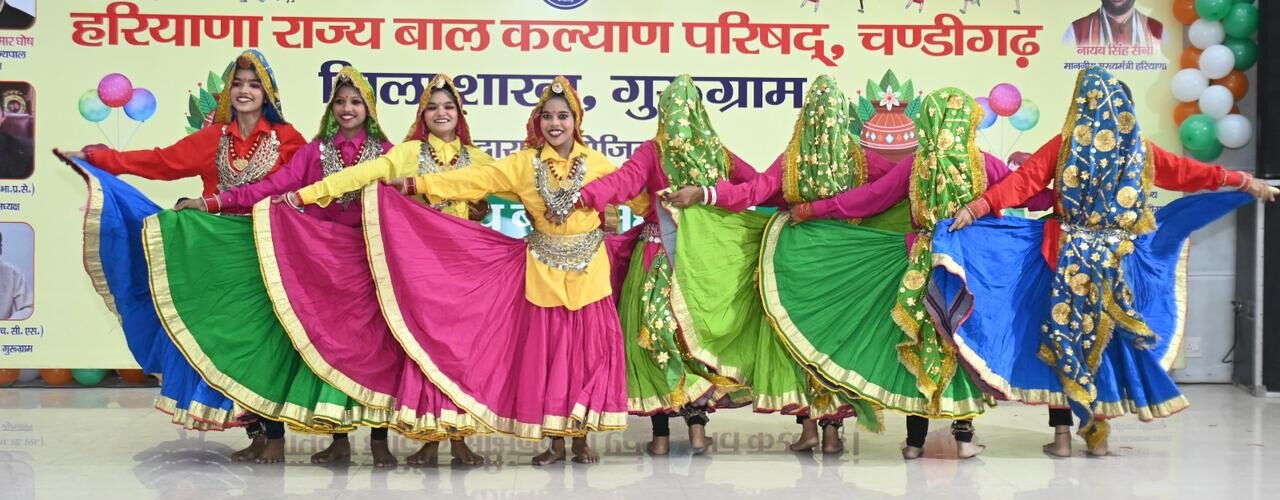 जिला बाल कल्याण अधिकारी सुरेखा हूड्डा ने बताया कि यह महोत्सव 14 से 18 अक्टूबर 2025 तक आयोजित किया जा रहा है, जिसमें जिले के विभिन्न विद्यालयों के बच्चे विविध प्रतियोगिताओं में अपनी प्रतिभा का प्रदर्शन कर रहे हैं। पहले दिन बच्चों ने पोस्टर मेकिंग, ग्रुप डांस, सोलो क्लासिकल डांस, सोलो सॉन्ग और रंगोली प्रतियोगिता में बढ़-चढ़कर भाग लिया।