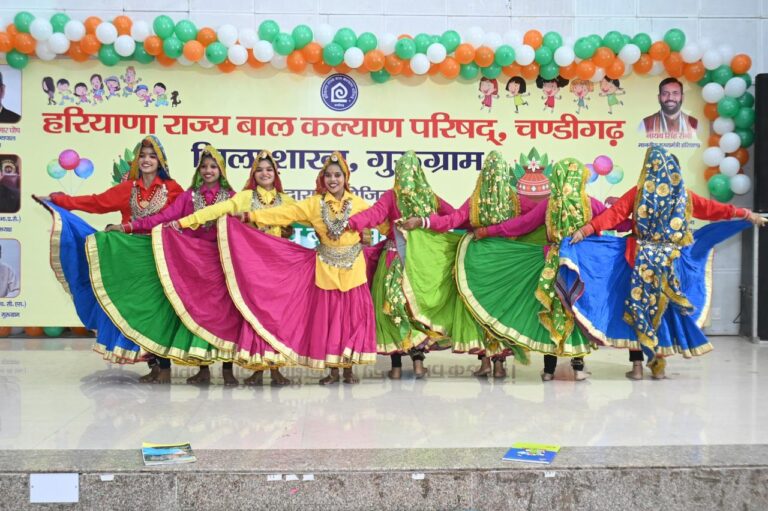 जिला बाल कल्याण अधिकारी सुरेखा हूड्डा ने बताया कि यह महोत्सव 14 से 18 अक्टूबर 2025 तक आयोजित किया जा रहा है, जिसमें जिले के विभिन्न विद्यालयों के बच्चे विविध प्रतियोगिताओं में अपनी प्रतिभा का प्रदर्शन कर रहे हैं। पहले दिन बच्चों ने पोस्टर मेकिंग, ग्रुप डांस, सोलो क्लासिकल डांस, सोलो सॉन्ग और रंगोली प्रतियोगिता में बढ़-चढ़कर भाग लिया।