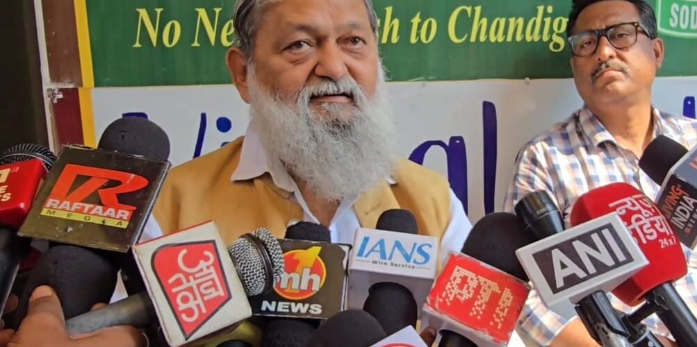 आरएसएस देशभक्ति, अनुशासन और निस्वार्थ सेवा सिखाती है - विज कर्नाटक के मुख्यमंत्री के बेटे द्वारा आरसएस को ‘तालिबानी तर्ज’ पर बताते हुए प्रतिबंध लगाने की मांग पर प्रतिक्रिया देते हुए अनिल विज ने कहा कि इस प्रकार के बयान आरएसएस की देशभक्ति और अनुशासन की विचारधारा से भयभीत मानसिकता को दर्शाते हैं।