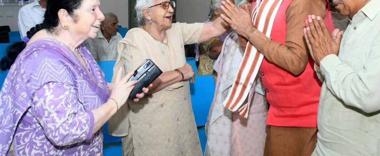 हरियाणा के मुख्यमंत्री  नायब सिंह सैनी ने दीपावली के पावन अवसर पर पंचकूला के सेक्टर-15 स्थित वृद्धाश्रम पहुंचकर वृद्धजनों के साथ दीपोत्सव मनाया।