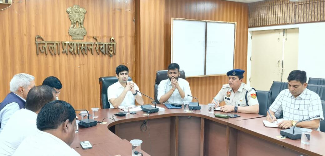 हरियाणा दिवस पर होने वाले कार्यक्रम के नोडल अधिकारी होंगे डीआईपीआरओ डीसी ने हरियाणा दिवस पर एक नवंबर को होने वाले कार्यक्रम को लेकर डीआईपीआरओ दिनेश कुमार को नोडल अधिकारी नियुक्त किया। इसके साथ गुरु तेग बहादुर सिंह के 350वें शहीदी दिवस पर प्रदेश के चारों कोनों से निकाली जा रही यात्राओं के अंतर्गत फरीदाबाद से जिला में 14 नवंबर को आने वाली यात्रा के स्वागत व अन्य तैयारियों को लेकर भी डीआईपीआरओ को नोडल अधिकारी नियुक्त किया गया है।