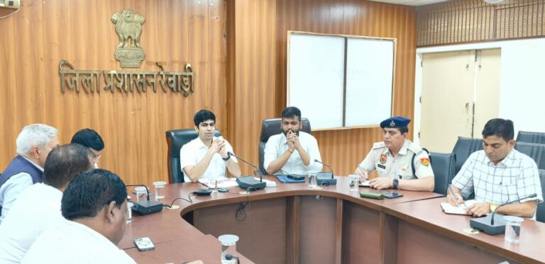 हरियाणा दिवस पर होने वाले कार्यक्रम के नोडल अधिकारी होंगे डीआईपीआरओ डीसी ने हरियाणा दिवस पर एक नवंबर को होने वाले कार्यक्रम को लेकर डीआईपीआरओ दिनेश कुमार को नोडल अधिकारी नियुक्त किया। इसके साथ गुरु तेग बहादुर सिंह के 350वें शहीदी दिवस पर प्रदेश के चारों कोनों से निकाली जा रही यात्राओं के अंतर्गत फरीदाबाद से जिला में 14 नवंबर को आने वाली यात्रा के स्वागत व अन्य तैयारियों को लेकर भी डीआईपीआरओ को नोडल अधिकारी नियुक्त किया गया है।