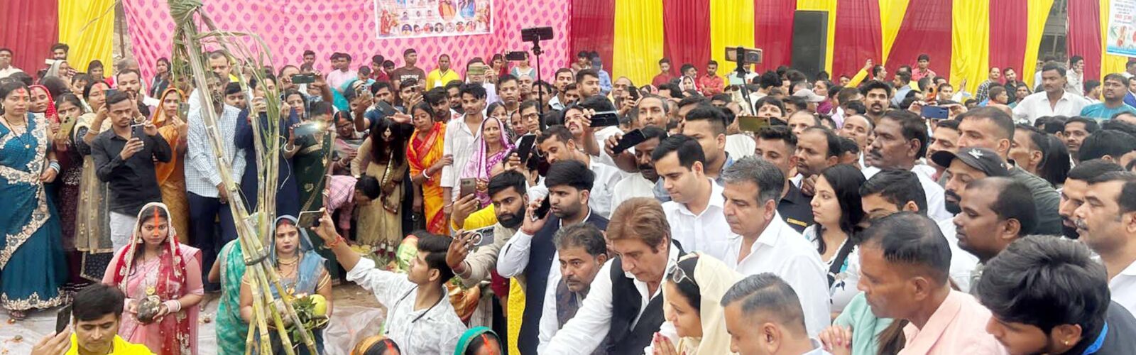 गुडग़ांव में रह रहे पूर्वांचलियों समेत पूरे गुडग़ांवासियों को पूर्व सांसद राज बब्बर ने छठ पर्व की शुभकामनाएं देते हुए कहा कि यह पर्व सबके जीवन में खुशियां लेकर आए। सभी का जीवन बेहतर हो। उन्होंने कहा कि छठ पर्व पूर्वांचल का बड़ा और महत्वपूर्ण पर्व है। पूरे देश ही नहीं दुनिया में अब छठ पर्व मनाया जाने लगा है। क्योंकि दुनिया में पूर्वांचल के लोग लहुचे हुए हैं। राज बब्बर ने कहा कि किसी भी राज्य की प्रगति में पूर्वांचल के लोगों की अहम भूमिका है। गुडग़ांव में भी पूर्वांचल के लाखों लोग रहते है। उनके पुरुषार्थ से गुडग़ांव विकसित हो रहा है।
