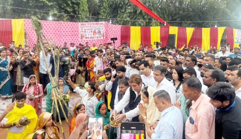 गुडग़ांव में रह रहे पूर्वांचलियों समेत पूरे गुडग़ांवासियों को पूर्व सांसद राज बब्बर ने छठ पर्व की शुभकामनाएं देते हुए कहा कि यह पर्व सबके जीवन में खुशियां लेकर आए। सभी का जीवन बेहतर हो। उन्होंने कहा कि छठ पर्व पूर्वांचल का बड़ा और महत्वपूर्ण पर्व है। पूरे देश ही नहीं दुनिया में अब छठ पर्व मनाया जाने लगा है। क्योंकि दुनिया में पूर्वांचल के लोग लहुचे हुए हैं। राज बब्बर ने कहा कि किसी भी राज्य की प्रगति में पूर्वांचल के लोगों की अहम भूमिका है। गुडग़ांव में भी पूर्वांचल के लाखों लोग रहते है। उनके पुरुषार्थ से गुडग़ांव विकसित हो रहा है।