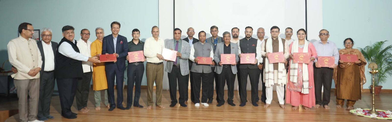 महावीर इंटरनेशनल के इंटरनेशनल अध्यक्ष अनिल जैन ने कहा कि जैन धर्म से जुडऩे वाला हर व्यक्ति पहले दिन से ही अपने जीवन में बदलाव को महसूस करता है। यह धर्म जीवन दर्शन है। जीतो नॉर्थ जोन के चेयरमैन रमन जैन ने कहा कि जैन समाज के हर तीर्थंकर ने अपने-अपने जीवनकाल में समाज को सुधारने के काम किए। इंसानियत, प्रकृति, पशु, पक्षियों के प्रति प्रेम की भावना को जागृत करके हमारे तीर्थंकरों ने समाज को सुधारने का काम किया। श्री 1008 पाश्र्वनाथ दिगंबर जैन मंदिर जैकबपुरा के प्रेजीडेंट नरेश जैन ने कहा कि जैन धर्म से जुड़े लोग पूरी दुनिया में फैले हैं। हर जगह पर जैन धर्म का प्रचार-प्रसार किया जा रहा है। जैन धर्म के संत घूम-घूमकर इंसानियत को सही राह पर चलने की पे्ररणा देते हैं। अन्य अतिथियों ने भी जैन धर्म की व्याख्या करते हुए समाज में बेहतर कार्य करने के लिए प्रेरित किया। कार्यक्रम में जैन समाज के अनेक लोग मौजूद रहे