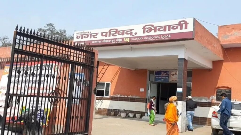 बिना मिक्सिंग प्लांट के किया जा रहा दिनोद रोड का निर्माण -248 लाख के बजट से नगर परिषद करा रही निर्माण -सड़क निर्माण की गुणवत्ता पर उठ रहे गंभीर सवाल