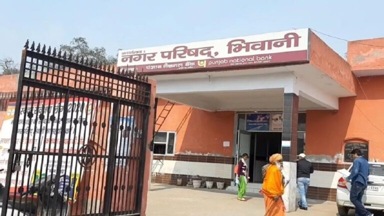 बिना मिक्सिंग प्लांट के किया जा रहा दिनोद रोड का निर्माण -248 लाख के बजट से नगर परिषद करा रही निर्माण -सड़क निर्माण की गुणवत्ता पर उठ रहे गंभीर सवाल