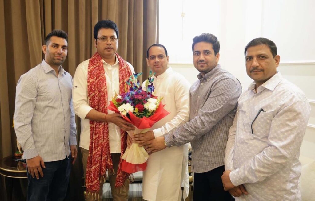 पश्चिम बंगाल के चुनाव में भारतीय जनता पार्टी द्वारा सहप्रभारी लगाए गए त्रिपुरा के पूर्व मुख्यमंत्री एवं त्रिपुरा पश्चिम से लोकसभा सांसद बिप्लब कुमार देब से गुरुग्राम से भाजपा के वरिष्ठ नेता सरपंच सुंदर लाल यादव ने मुलाकात की।
