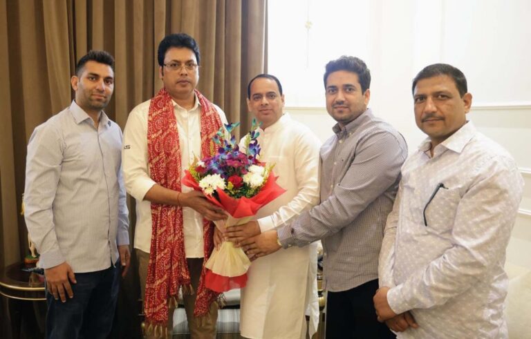 पश्चिम बंगाल के चुनाव में भारतीय जनता पार्टी द्वारा सहप्रभारी लगाए गए त्रिपुरा के पूर्व मुख्यमंत्री एवं त्रिपुरा पश्चिम से लोकसभा सांसद बिप्लब कुमार देब से गुरुग्राम से भाजपा के वरिष्ठ नेता सरपंच सुंदर लाल यादव ने मुलाकात की।