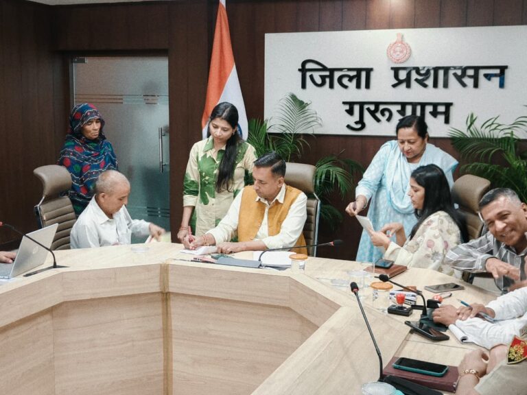 गुरुग्राम, 9 अक्टूबर– हरियाणा सरकार द्वारा नागरिकों की समस्याओं के त्वरित, प्रभावी और पारदर्शी समाधान के उद्देश्य से प्रदेशभर में आयोजित किए जा रहे समाधान शिविर अब प्रशासन और आमजन के बीच सेतु का कार्य कर रहे हैं। इन्हीं प्रयासों की कड़ी में आज गुरुवार को लघु सचिवालय, गुरुग्राम के कॉन्फ्रेंस हॉल में समाधान शिविर का आयोजन किया गया, जिसकी अध्यक्षता एडीसी वत्सल वशिष्ठ ने की।