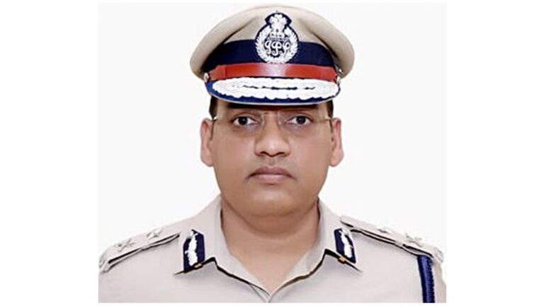 मौजूदा चीफ सेक्रेटरी अनुराग रस्तोगी और डीजीपी शत्रुजीत कपूर सहित 14 अधिकारियों के ख़िलाफ़ हुआ मुकदमा