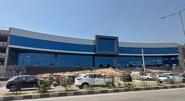 तीसरे फ्लोर पर 450 लोगों की क्षमता वाला एक आडिटोरियम बनेगा तथा रूफ टॉप पर फूड कोर्ट बनाए जाएंगे।