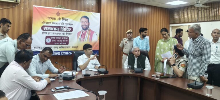 डीसी अभिषेक मीणा की अध्यक्षता में सोमवार को लघु सचिवालय स्थित सभागार में समाधान शिविर का आयोजन किया गया।