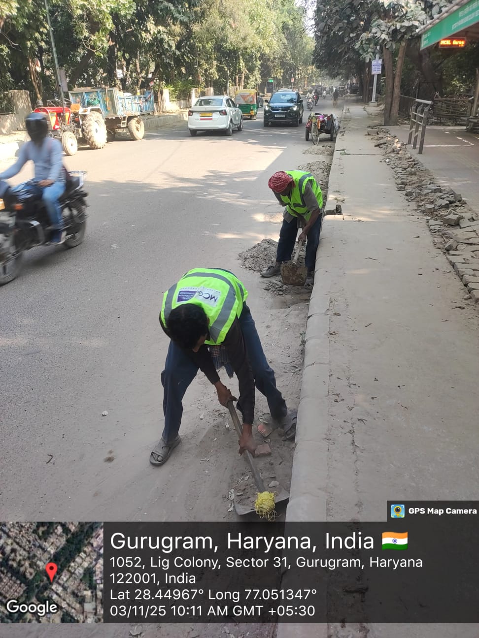 तीन माह में पूरा शहर होगा स्वच्छ निगमायुक्त प्रदीप दहिया के दिशा-निर्देशानुसार, नगर निगम गुरुग्राम ने आगामी तीन महीनों में शहर की मुख्य सडक़ों, अंदरूनी गलियों, ग्रीन बेल्ट क्षेत्रों, बस क्यू शेल्टर, मेट्रो स्टेशन सहित सभी सार्वजनिक स्थानों को स्वच्छ बनाने का लक्ष्य निर्धारित किया है। इसके लिए निगम की टीमें प्रतिदिन अलग-अलग क्षेत्रों में सफाई कार्य में जुटी हैं। वहीं, संयुक्त आयुक्त स्तर के अधिकारी भी प्रतिदिन मौके पर जाकर अभियान की निगरानी कर रहे हैं और सफाई कर्मियों का उत्साहवर्धन कर रहे हैं। संयुक्त आयुक्त भी प्रतिदिन धरातल पर जाकर अभियान की निगरानी कर रहे हैं तथा स्वच्छता टीमों का हौसला बढ़ा रहे हैं। जोन-1 क्षेत्र में संयुक्त आयुक्त डा. नरेश कुमार, जोन-2 क्षेत्र में संयुक्त आयुक्त विशाल कुमार, जोन-3 क्षेत्र में संयुक्त आयुक्त डा. जयवीर यादव तथा जोन-4 क्षेत्र में संयुक्त आयुक्त रविन्द्र मलिक के नेतृत्व में मिशन प्रदूषण मुक्त स्वच्छ गुरुग्राम अभियान लगातार जारी है।