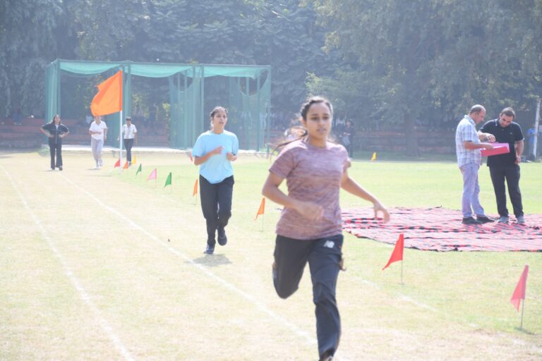 सैक्टर 9 महाविद्यालय में हुआ 20वीं एथलेटिक मीट का आगाज़ गुरुग्राम, 03 नवम्बर। राजकीय महाविद्यालय सैक्टर 9 में 20वीं एथलेटिक मीट का धूमधाम से आरम्भ हुआ। इस समागम में वार्ड 8 के पार्षद नरेश कटारिया मुख्यातिथि के तौर पर उपस्थित रहे। राजकीय महाविद्यालय बीसर की प्राचार्या डाॅ मीनू शर्मा ने विशिष्ट अतिथि के रूप में कार्यक्रम की शोभा बढ़ाई। गुरुग्राम विश्वविद्यालय के खेल सचिव डाॅ कार्तिकेय विशिष्ट अतिथि के रूप में उपस्थित रहे। समागम के प्रथम दिवस छात्रों की व्हील बोरो दौड में दिपेश एवं हितेश ने प्रथम, नीरज एवं रोहित ने द्वितीय तथा ऋषभ एवं दिवांशु ने तृतीय स्थान हासिल किया। छात्रों की 800 मीटर दौड़ में विनीत प्रथम, देवांशु ने द्वितीय तथा गौतम तीसरे स्थान पर रहे। छात्राओं की 800 मीटर दौड़ में कोमल प्रथम, चिंकी द्वितीय तथा कोमल तीसरे स्थान पर रही। छात्राओं की भालाफेंक प्रतियोगिता में हर्षिता प्रथम, काजल द्वितीय तथा नेहा तीसरे स्थान पर रही। छात्रों की भालाफेंक प्रतियोगिता में राहुल प्रथम, सचिन द्वितीय तथा सोहेब तीसरे स्थान पर रहे। छात्रों की 400 मीटर रेस में .विनीत प्रथम, राजन द्वितीय तथा रोनित तीसरे स्थान पर रहे। छात्राओं की 400 मीटर रेस में चिंकी प्रथम, प्राची द्वितीय तथा शानु तीसरे स्थान पर रहे। छात्रों की 1500 मीटर दौड़ में विनीत प्रथम, देवांशु द्वितीय तथा आरव ने तीसरा स्थान हासिल किया।