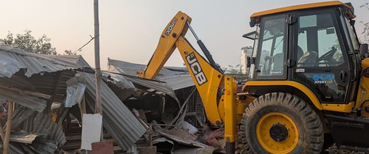 गुरुग्राम पुलिस की बड़ी कार्यवाही: अवैध झुग्गियों पर बुलडोजर चलाकर नशीले पदार्थों के अड्डों को किया ध्वस्त।