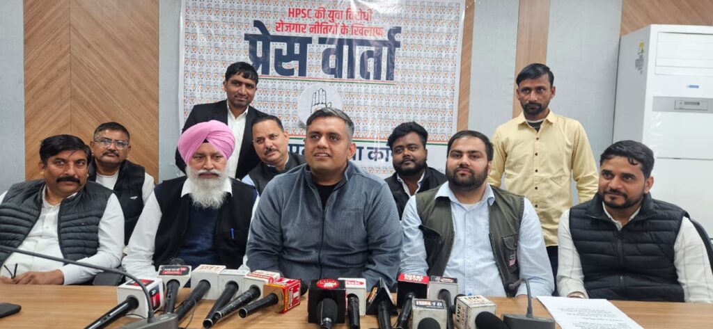 रनाल। हरियाणा युवा कांग्रेस के प्रदेश अध्यक्ष निशित कटारिया ने कहा कि प्रदेश की भाजपा सरकार के राज में हरियाणा लोक सेवा आयोग द्वारा की जा रही भर्तियों में जमकर घोटाला किया जा रहा है। उन्होंने कहा कि प्रदेशभर में भाजपा के नेता अवैध कॉलोनियां काटने में लगे हैं और सरकार बुजुर्गों की बुढ़ापा पेंशन काटने में लगी है। इन्हीं सब मुद्दों को लेकर निशित कटारिया ने भारतीय जनता पार्टी सरकार पर तीखा हमला बोला। वे करनाल की जाट धर्मशाला में पत्रकारों से बातचीत कर रहे थे। इस दौरान उनके साथ युवा कांग्रेस के जिला अध्यक्ष रजत लाठर भी मौजूद रहे।