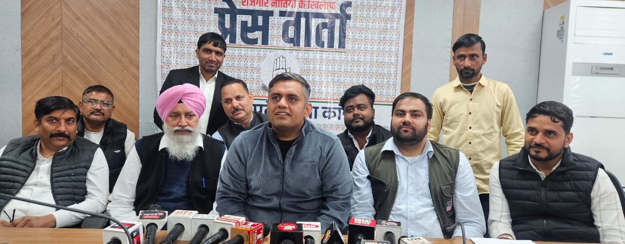 रनाल। हरियाणा युवा कांग्रेस के प्रदेश अध्यक्ष निशित कटारिया ने कहा कि प्रदेश की भाजपा सरकार के राज में हरियाणा लोक सेवा आयोग द्वारा की जा रही भर्तियों में जमकर घोटाला किया जा रहा है। उन्होंने कहा कि प्रदेशभर में भाजपा के नेता अवैध कॉलोनियां काटने में लगे हैं और सरकार बुजुर्गों की बुढ़ापा पेंशन काटने में लगी है। इन्हीं सब मुद्दों को लेकर निशित कटारिया ने भारतीय जनता पार्टी सरकार पर तीखा हमला बोला। वे करनाल की जाट धर्मशाला में पत्रकारों से बातचीत कर रहे थे। इस दौरान उनके साथ युवा कांग्रेस के जिला अध्यक्ष रजत लाठर भी मौजूद रहे।