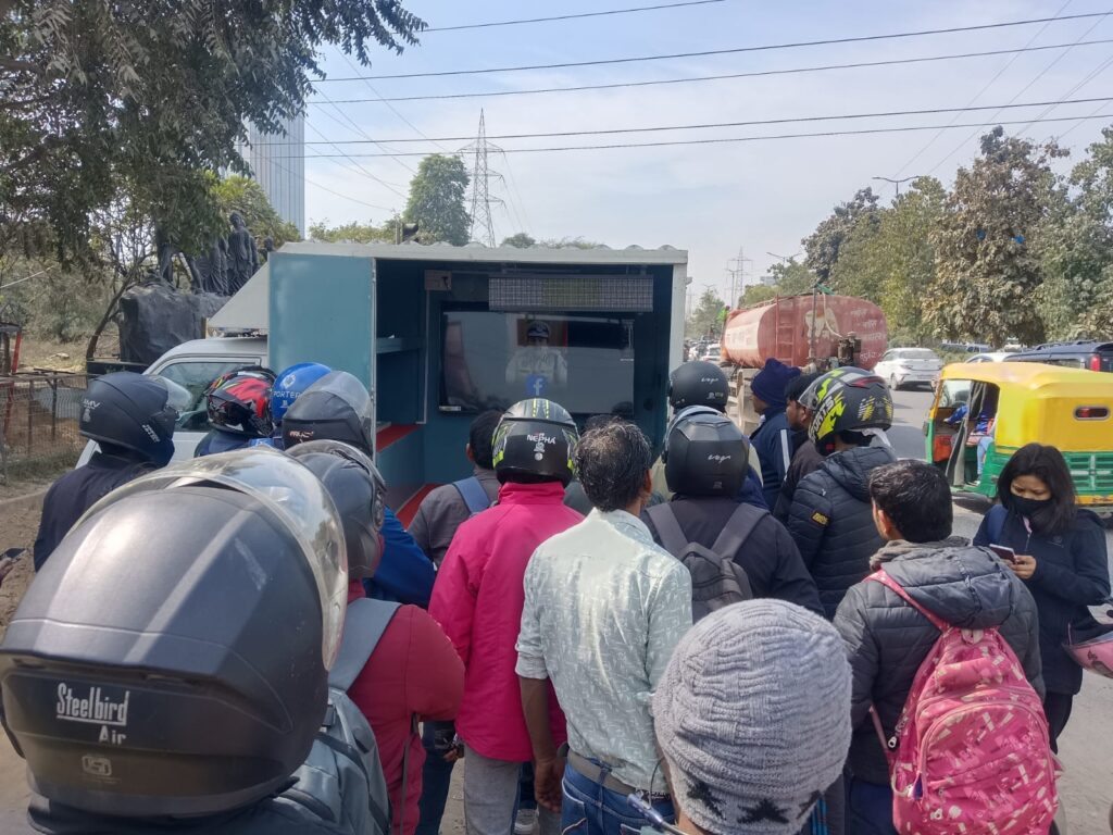 यातायात पुलिस गुरुग्राम द्वारा सुरक्षा रथ की सहायता से "चालान नहीं सलाम मिलेगा" अभियान के तहत यातायात नियमों की 3 पाठशालाओ का आयोजन करके करीब 100 लोगो को किया जागरूक।