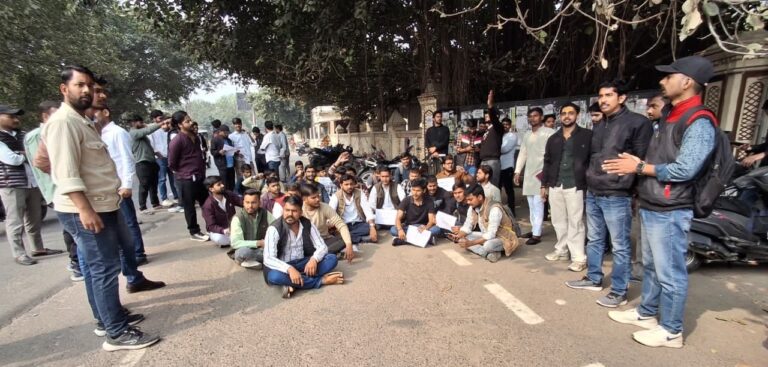 प्रयागराज में यूजीसी नियमावली-2026 को लेकर बवाल, इलाहाबाद विश्वविद्यालय में दो छात्र गुटों में मारपीट, कई घायल