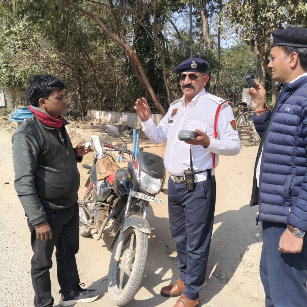 4,12,000 रु0 चालानो की जुर्माना राशि लंबित पाए जाने और उनका भुगतान न करने पर बाईक को किया इंपाउंड।