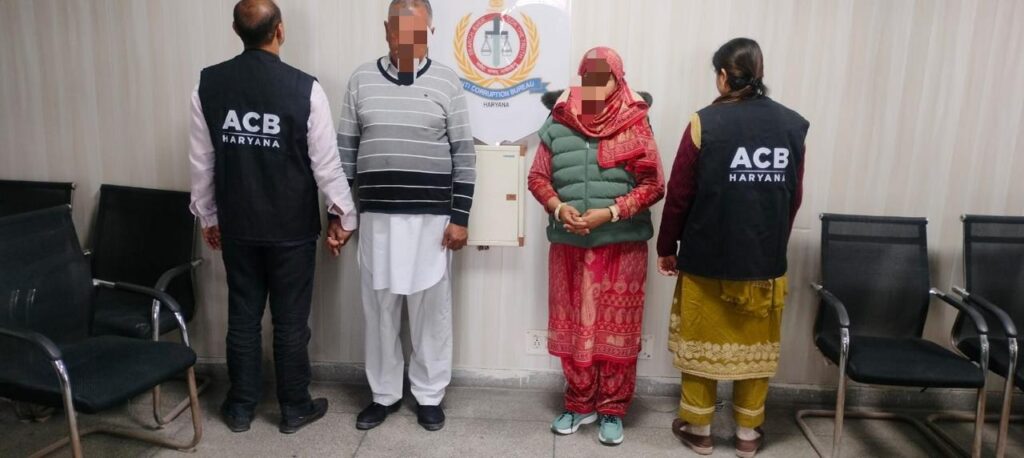 ब्लॉक पंचायत कार्यालय खरखौदा में रिश्वत लेते पटवारी व निजी व्यक्ति गिरफ्तार