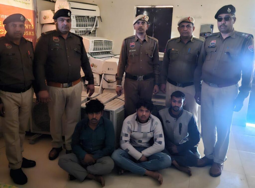 मर्चेंट प्लाजा सोसाइटी सैक्टर-88 से एसी, फ्रिज व अन्य इलेक्ट्रॉनिक सामान सहित करीब 40 लाख रुपयों की कीमत का समान चोरी करने के मामले में 03 आरोपी गिरफ्तार।