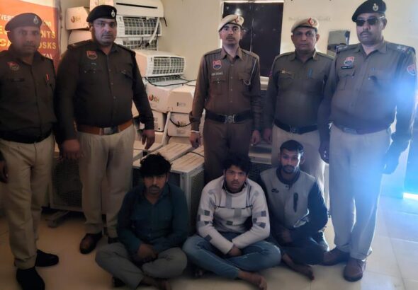 मर्चेंट प्लाजा सोसाइटी सैक्टर-88 से एसी, फ्रिज व अन्य इलेक्ट्रॉनिक सामान सहित करीब 40 लाख रुपयों की कीमत का समान चोरी करने के मामले में 03 आरोपी गिरफ्तार।
