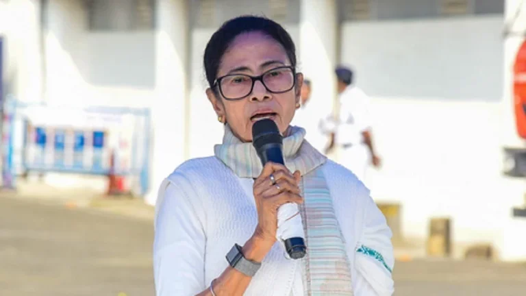 सुप्रीम कोर्ट में आज पश्चिम बंगाल की मतदाता सूची के विशेष गहन पुनरीक्षण (SIR) को लेकर अहम सुनवाई चल रही है। इस दौरान मुख्यमंत्री ममता बनर्जी खुद सुप्रीम कोर्ट में मौजूद रहीं और कार्यवाही पर सबकी नजर टिकी रही।