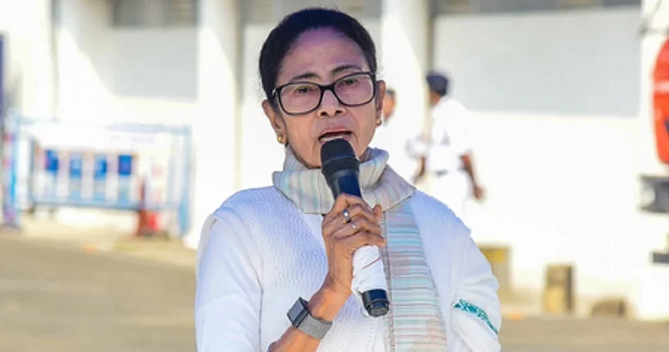 सुप्रीम कोर्ट में आज पश्चिम बंगाल की मतदाता सूची के विशेष गहन पुनरीक्षण (SIR) को लेकर अहम सुनवाई चल रही है। इस दौरान मुख्यमंत्री ममता बनर्जी खुद सुप्रीम कोर्ट में मौजूद रहीं और कार्यवाही पर सबकी नजर टिकी रही।