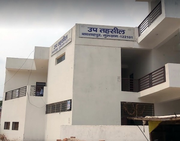 निलंबित होने के बाद और अच्छी पोस्ट मिल जाती है। जिन राजस्व विभाग के अधिकारियों के खिलाफ जांच होती है और जांच में कहीं ना कहीं दाग दर पे जाते हैं उन अधिकारियों को कर्मचारियों को और बड़ी पोस्ट पर बैठा दिया जाता है जिससे और अधिक लूट खसोट कर सके।