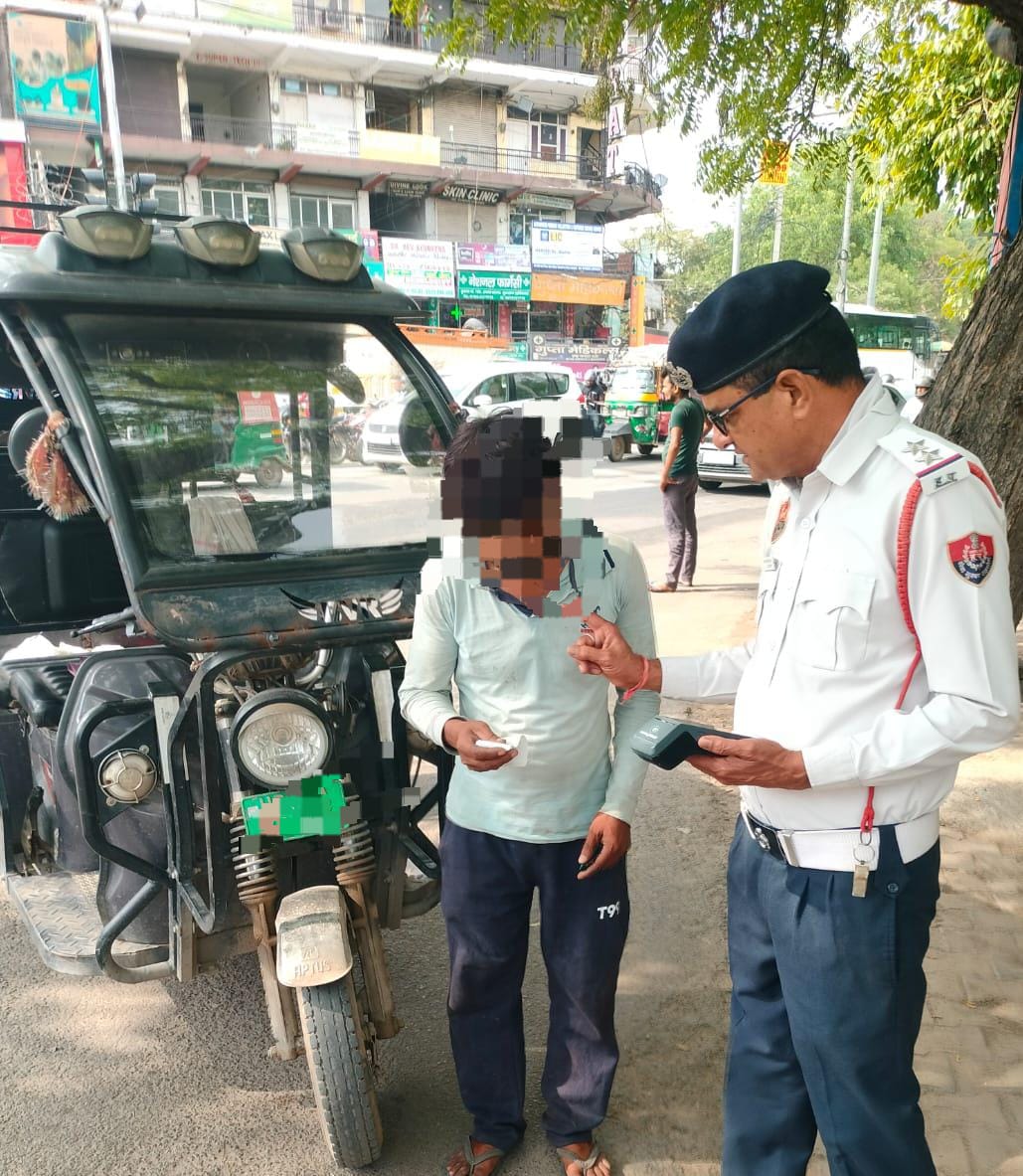 वाहन चलाते समय मोबाइल फोन का प्रयोग करने वाले 255 वाहन चालकों के चालान करके किया 12 लाख 85 हजार रुपये का जुर्माना।