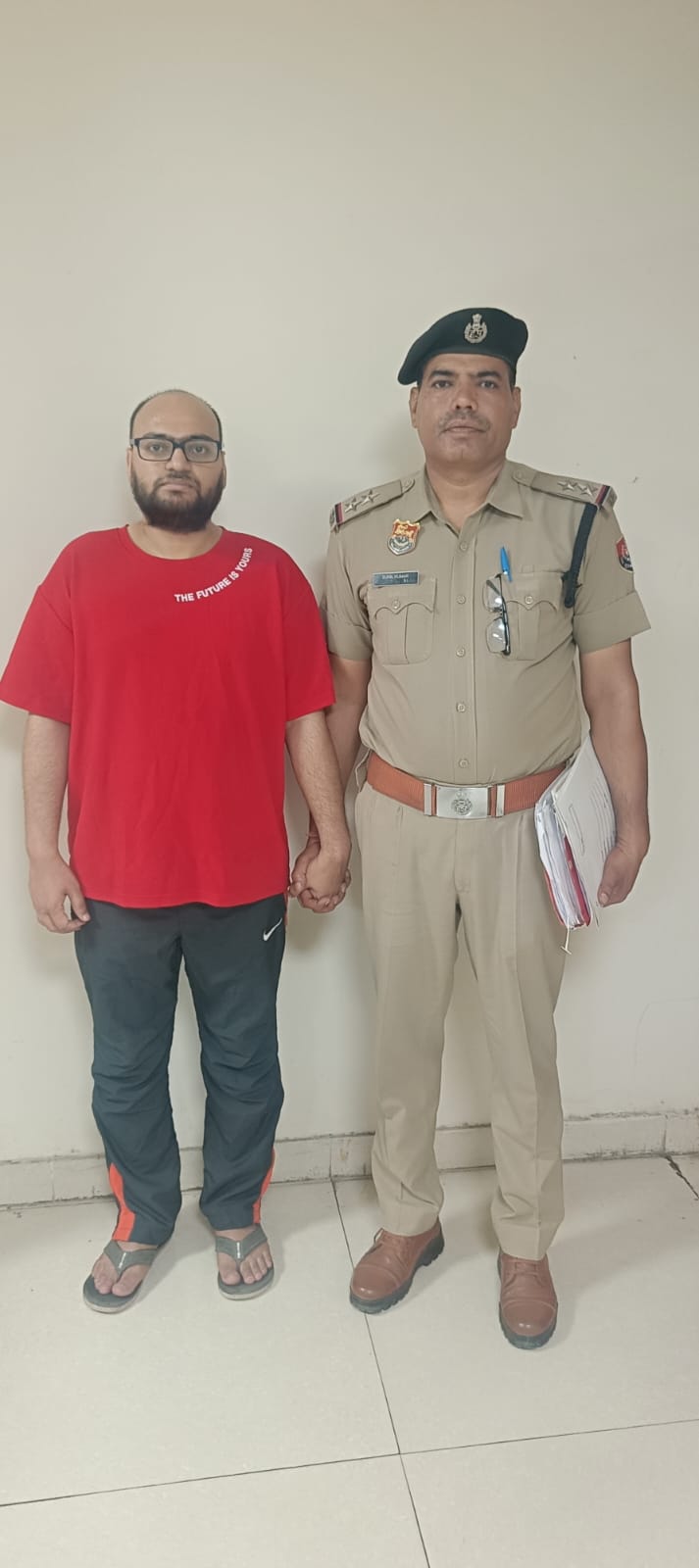 परिवार को बंधक बनाकर घर में लूट करने के मामले में 04 बांग्लादेशी आरोपी काबू भागने की कोशिश में चारो अंडरपास में कूदे। 3 की टांगों में फ्रैक्चर,1 के हाथ में आया फ्रैक्चर आरोपियों पर दर्ज है 02 दर्जन से भी अधिक अभियोग अपराधिक गतिविधियों को अंजाम देकर भाग जाते थे बांग्लादेश सभी 4 आरोपी अवैध बांग्लादेशी