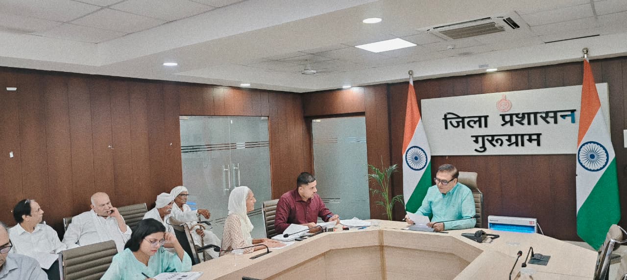 समाधान शिविर में एसडीएम हितेंद्र कुमार ने सुनीं आमजन की समस्याएं शिकायतों के शीघ्र निस्तारण के लिए अधिकारियों को दिए आवश्यक निर्देश जनता और प्रशासन के बीच संवाद को मजबूत बनाने की दिशा में निरंतर प्रयास गुरुग्राम, 11 जून-हरियाणा सरकार द्वारा आयोजित समाधान शिविर में एसडीएम हितेंद्र कुमार ने आमजन की शिकायतों एवं समस्याओं की सुनवाई की। शिविर में पहुंचे नागरिकों की समस्याओं को गंभीरता से सुनते हुए उन्होंने संबंधित विभागों के अधिकारियों को आवश्यक दिशा-निर्देश दिए और शिकायतों के समयबद्ध समाधान के लिए आवश्यक कार्रवाई करने को कहा।