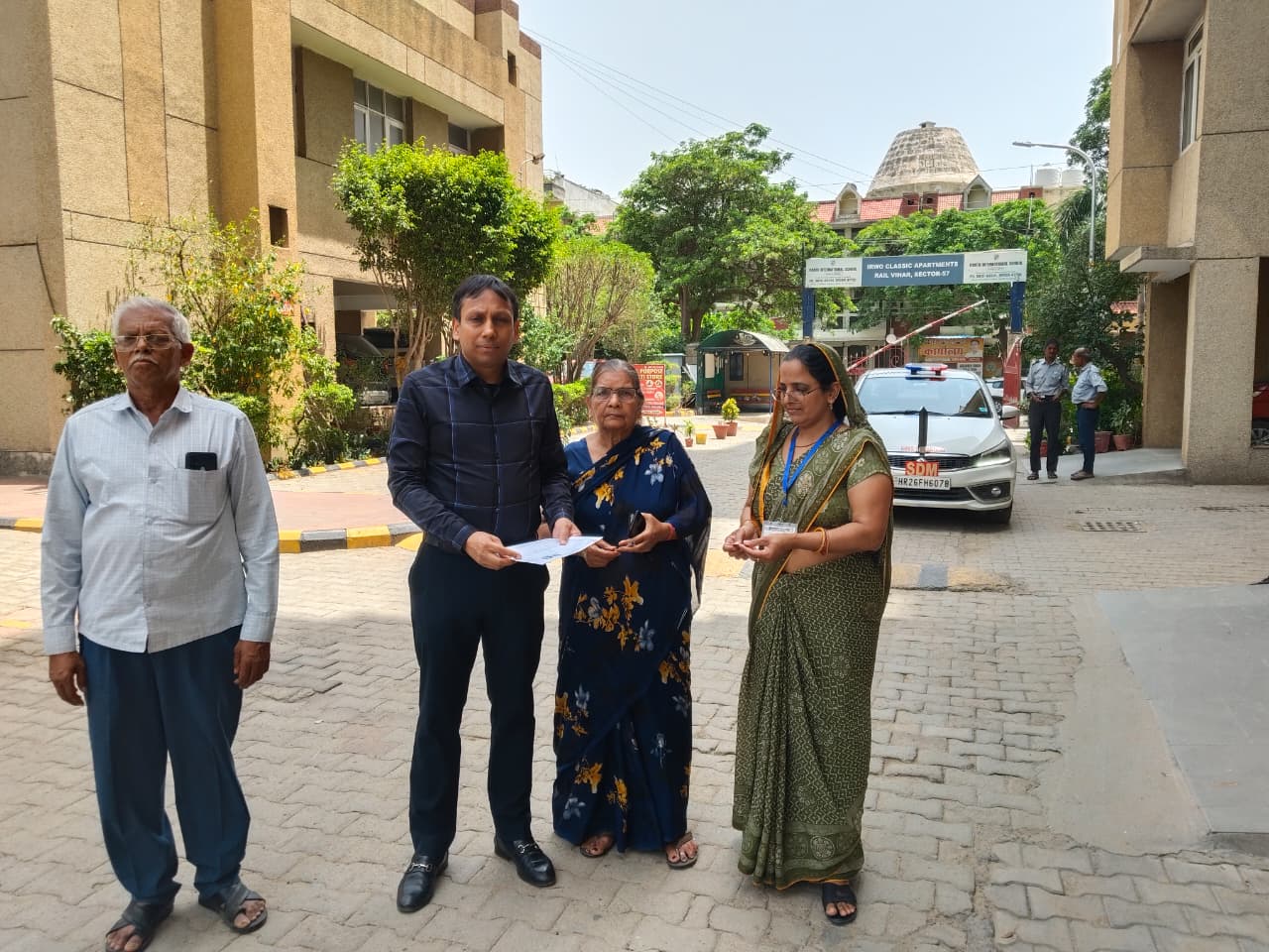 बादशाहपुर के एसडीएम संजीव सिंगला ने बूथों का किया निरीक्षण मतदाताओं को समझाई एसआईआर-2026 की प्रक्रिया गुरुग्राम, 15 जून। बादशाहपुर विधानसभा क्षेत्र के निर्वाचन पंजीकरण अधिकारी एवं एसडीएम संजीव सिंगला ने सोमवार को विशेष गहन पुनरीक्षण अभियान (एसआईआर-2026) के तहत विभिन्न मतदान केंद्रों एवं बूथों का निरीक्षण किया। इस दौरान उन्होंने बूथ लेवल अधिकारियों (बीएलओ) द्वारा घर-घर जाकर किए जा रहे सत्यापन कार्य का जायजा लिया तथा गणना प्रपत्र भरवाने की प्रक्रिया की समीक्षा की।